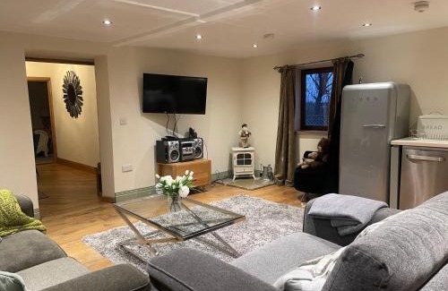 Otley House | Meagill Cottage Sleeps 4 with Hot Tub & Parking