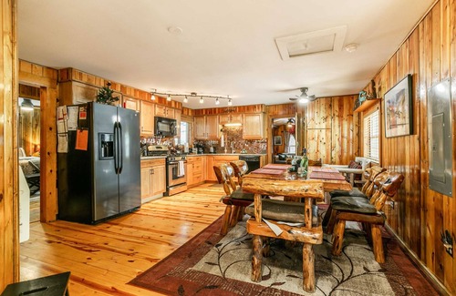 Eagle Nest Cabin | Medallion Cabin by Velo