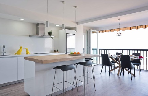 La Malagueta Condo | MEDITERRANEAN BLUE. Facing the sea, with panoramic views of the Bay of Malaga