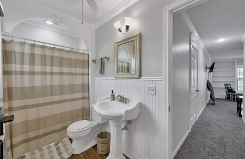 Conroe House | Mega space 5 bdrm/coffee/wifi/parking/smart TVs in bedroom