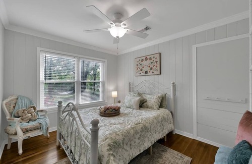 Conroe House | Mega space 5 bdrm/coffee/wifi/parking/smart TVs in bedroom