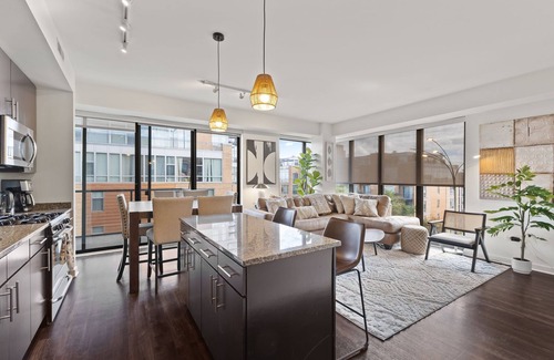 Evanston Condo | "Melody of Evanston" 3BD, 2BA UrbanLux Condo