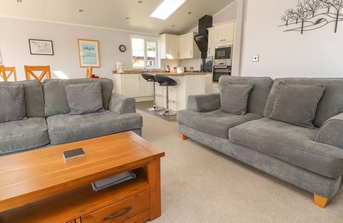 South Lakeland Leisure Village Cottage | MERESIDE, family friendly, with pool in Carnforth