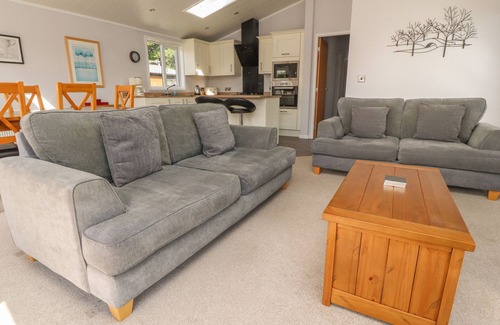 South Lakeland Leisure Village Cottage | MERESIDE, family friendly, with pool in Carnforth