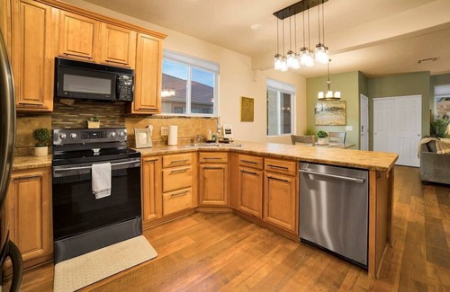 Mesquite House | Mesquite 2BR Townhome with Pool & Gym Access