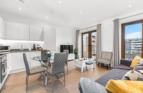 St Albans Apartment | Metropolitan Luxury: Chic 2BR Flat in St. Albans