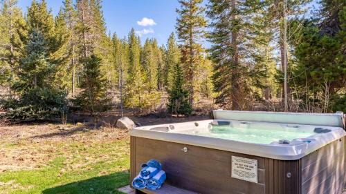 South Lake Tahoe House | Meyers Meadow by AvantStay Hot Tub Large Deck