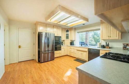 Mi-Wuk Village House | Mi Wuk Abode - Sleeps 12, large deck, firepit