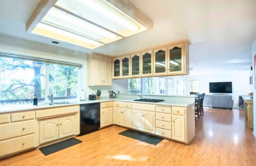 Mi-Wuk Village House | Mi Wuk Abode - Sleeps 12, large deck, firepit