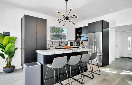 Northeast Miami House | Miami Chateau Pool, Hottub and Parking