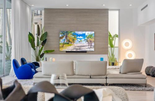 Sunny Isles Beach House | Miami Modern Heated Pool and Dock