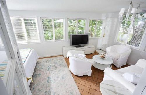 El Portal House | Miami Pool Cottage