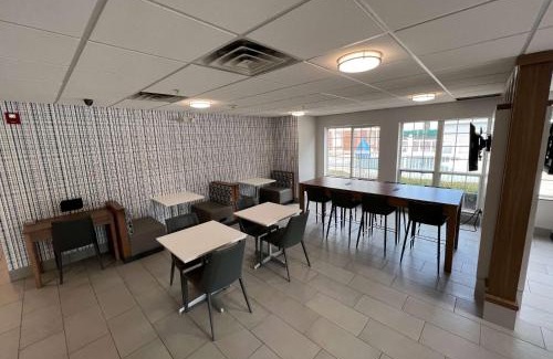 Paw Creek Hotel | Microtel Inn & Suites by Wyndham Charlotte/Northlake