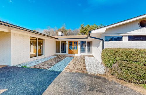 Calhoun House | Mid-Century in Calhoun