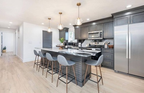 Veterans Park House | Mid Century Modern + 5min to Downtown + Walk to River + Hot Tub + Dog Friendly