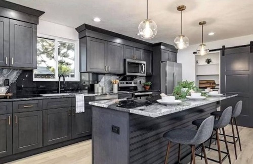 Veterans Park House | Mid Century Modern + 5min to Downtown + Walk to River + Hot Tub + Dog Friendly