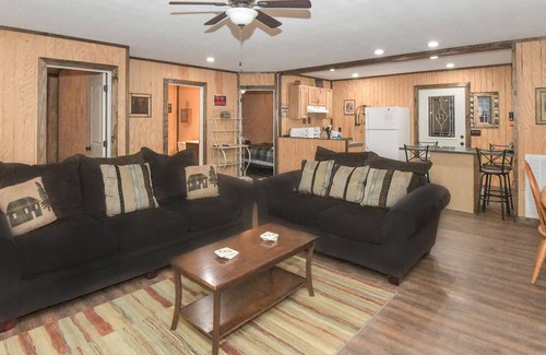 Groveoak Cabin | Mid- Lake home, perfect for a group w/lots of boat and truck parking