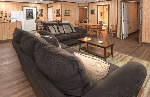 Groveoak Cabin | Mid- Lake home, perfect for a group w/lots of boat and truck parking