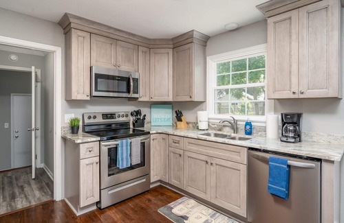 North Newport News House | Mid Peninsula sleeps 8. Feels like home!