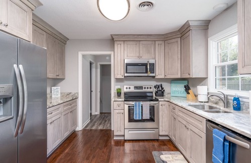 North Newport News House | Mid Peninsula sleeps 8. Feels like home!
