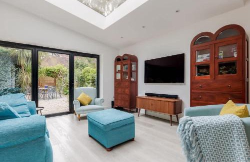 Poole House | Middle Chine - Beautiful Garden and Spacious Living Space
