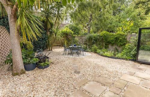 Poole House | Middle Chine - Beautiful Garden and Spacious Living Space