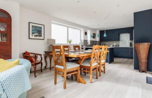 Poole House | Middle Chine - Beautiful Garden and Spacious Living Space