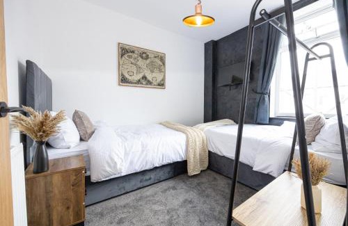 Leigh House | Midnight Manor-High Speed Wi-Fi-Cinema Room-Sleeps6
