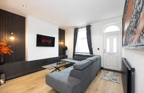 Leigh House | Midnight Manor-High Speed Wi-Fi-Cinema Room-Sleeps6