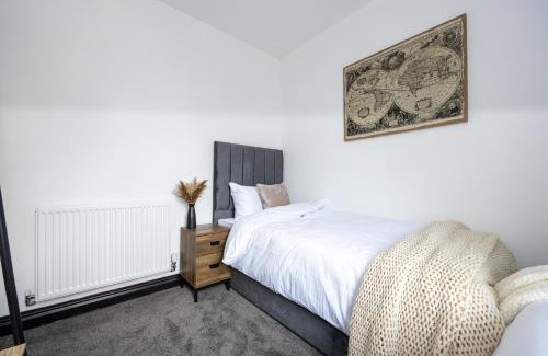 Leigh House | Midnight Manor-High Speed Wi-Fi-Cinema Room-Sleeps6