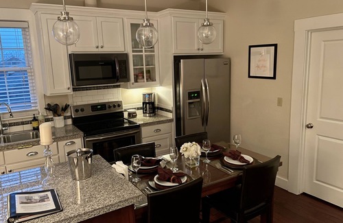 Westfort Apartment | Midtown Apt - 2Bed/2Bath - Private Hot tub and Patio - Close to Pearl and Dtwn