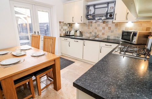Sutton-in-Craven Cottage | MIDWAY HOUSE, pet friendly, with hot tub in Cross Hills