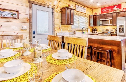 Sevierville Cabin | ✨Mighty Chickadee✨ Indoor Pool, Hot Tub, Pool Table, Firepit, A+ Views, Dogs OK