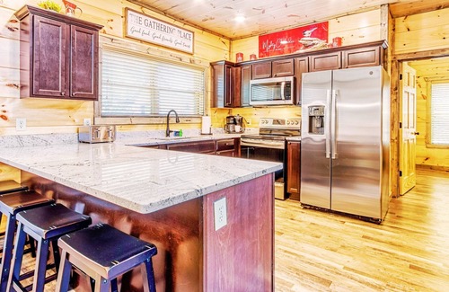 Sevierville Cabin | ✨Mighty Chickadee✨ Indoor Pool, Hot Tub, Pool Table, Firepit, A+ Views, Dogs OK