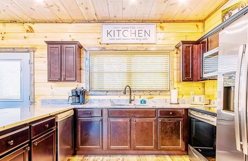 Sevierville Cabin | ✨Mighty Duckster✨ Prv Pool, Hot Tub, A+ Views, Firepit, Dog-friendly