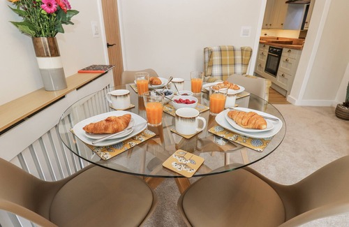 Kildwick Cottage | MILLSIDE VIEW, pet friendly, with a garden in Kildwick