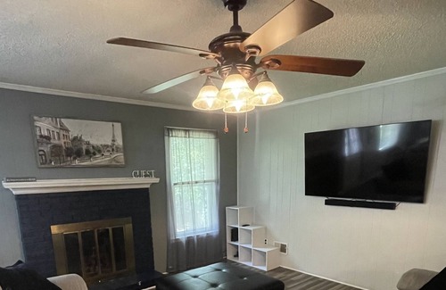 Irmo House | Mins from Lk Murray and DT - Cheerful Irmo Home