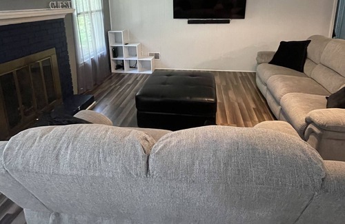 Irmo House | Mins from Lk Murray and DT - Cheerful Irmo Home