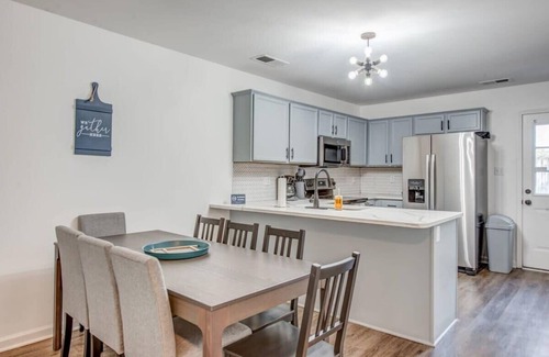 University District House | Mins to Downtown & U of Memphis! High Point Duet