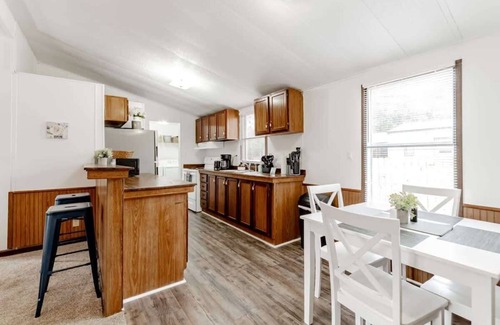 West Columbia House | Mins to Downtown & Working Desk - Gamecock Roost