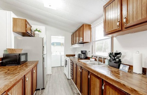 West Columbia House | Mins to Downtown & Working Desk - Gamecock Roost