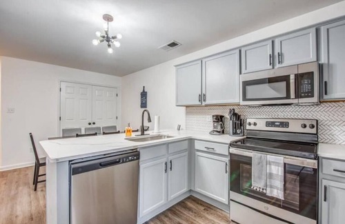 University District Hotel | Mins to Dtwn High Point Duet