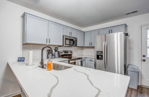 University District Hotel | Mins to Dtwn High Point Duet