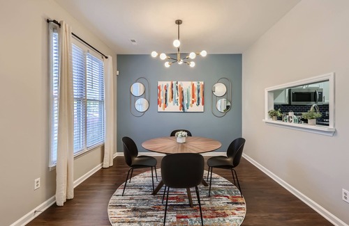 Durham House | Mins to Duke - Jazzy modern midcentury gem with a blend of style and coziness!