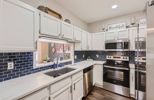 Durham House | Mins to Duke - Jazzy modern midcentury gem with a blend of style and coziness!