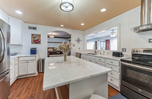 Whitehaven House | Mins to Graceland Secluded Roomy Rambling Ranch Style Home, Chef's Kitchen