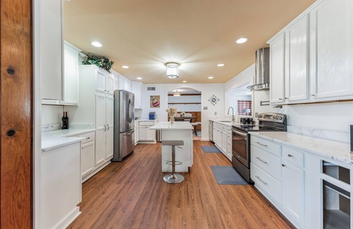 Whitehaven House | Mins to Graceland Secluded Roomy Rambling Ranch Style Home, Chef's Kitchen