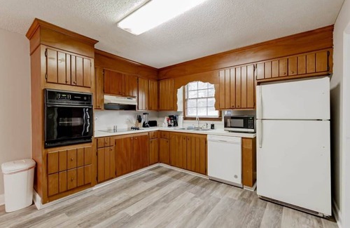 Columbia House | Mins to Lake Murray & Downtown! Soda City Suite