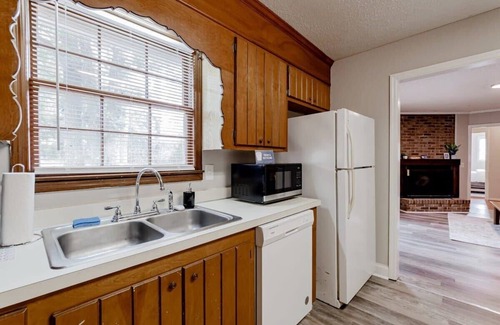 Columbia House | Mins to Lake Murray & Downtown! Soda City Suite