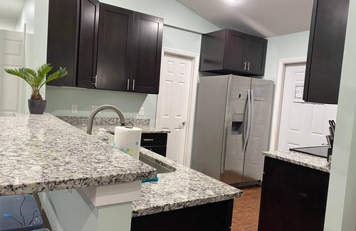 Beaufort House | Mins to MCRD, Modern & spacious, KING in master! FULLY fenced-in backyard,